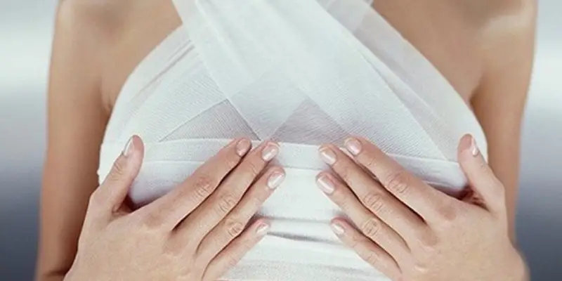 معاینه بعد از عمل از مراقبت های بعد از ماموپلاستی